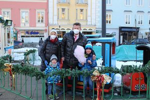 Bürgermeister Christian Scheider lädt Klagenfurter Großeltern und Enkel am 27. Dezember auf den Silvestermarkt ein, die beiden Brüder Leo und Henry freuen sich schon, mit ihrer Oma den Aktionstag zu besuchen. Foto: StadtKommunikation / Glinik 