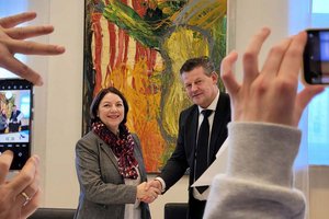 Bürgermeister Christian Scheider hat heute, Mittwochvormittag, die Juristin Mag. Karin Zarikian als Stellvertreterin des Magistratsdirektors vorgestellt. Foto: Mein Klagenfurt