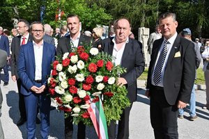 ürgermeister Christian Scheider und Stadtrat Mag. Franz Petritz legten für die Landeshauptstadt am Tunnelportal einen Kranz nieder. Foto: StadtKommunikation/Hronek