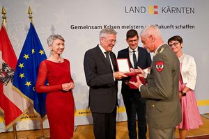 Großes goldenes Ehrenzeichen des Landes für Militärkommandant Gitschthaler. LPD Kärnten/Helge Bauer