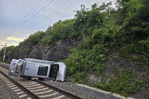 Auto stürzte beim Strandbad Klagenfurt auf Bahngleis. Foto: Berufsfeuerwehr Klagenfurt