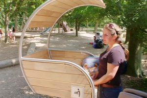 Baby-Wickelboard auf öffentlichen Kinderspielplätzen. Foto: YouTube