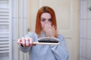 Haarausfall: Ein erster, einfacher Schritt beginnt im Badezimmer. Die tägliche Haarpflege sollte so reizarm wie möglich gestaltet sein. 