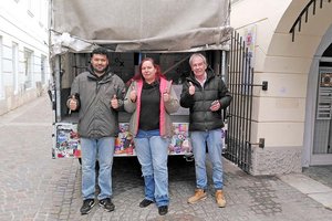 Ibrahim Rasool (links) mit Bettina Pirker (Kärnten andas) und Christoph Manss (SOS Balkanroute) beim Verladen von Sachspenden. Foto: zVg