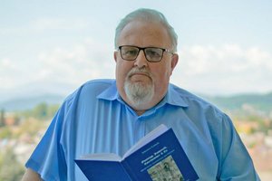 Autor Johannes Lebitsch mit seinem Buch „Osoinigg“. Foto: zVg