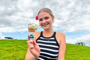 Blumenwiese im Eisbecher: Eis-Greissler präsentiert neue Eissorte mit Kräutern von Sonnentor. Foto: Eis-Greissler