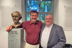 Startenor Jonas Kaufmann mit Kulturabteilungsleiter Mag. Alexander Gerdanovits beim Gustav-Mahler-Komponierhäuschen. Foto: KK