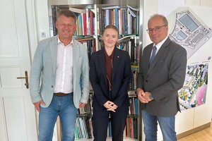Bürgermeister Christian Scheider traf den langjährigen Krone-Chefredakteur Hannes Mößlacher und seine designierte Nachfolgerin Clara-Milena Steiner im Rathaus. Foto: Büro Bürgermeister Scheider
