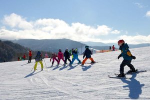 Land Kärnten unterstützt mit Ausrüstung bei Schulskikursen