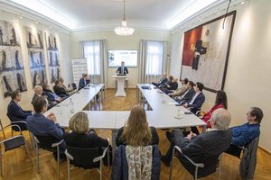 Bürgermeister Christian Scheider referierte vor Mitgliedern des Wirtschaftsforums der Führungskräfte über die Zukunft von Klagenfurt. Foto: SK/Hude