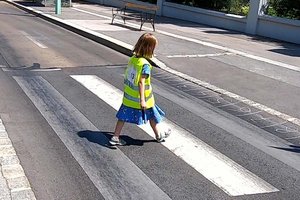 Schulbeginn: Fahrbahnquerung muss trotz Zebrastreifen mit Schülern trainiert werden. Foto: ÖAMTC