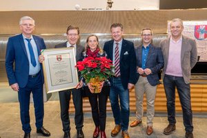Pfarrer Mag. Dr. Hubert Stotter, MAS, erhielt am Dienstag im Rathaus die Ehrenurkunde der Landeshauptstadt Klagenfurt. Foto: StadtKommunikation/Wiedergut