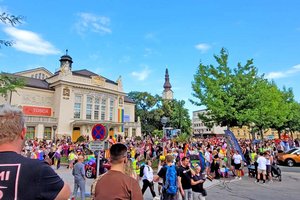 Startpunkt der Regenbogenparade 2025 ist wieder das Stadttheater Klagenfurt. Foto: Mein Klagenfurt 