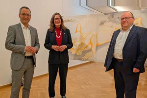 Kulturreferent Stadtrat Mag. Franz Petritz, Stadträtin DI Constance Mochar und Kulturabteilungsleiter Mag. Alexander Gerdanovits in der Ausstellung der Künstlerin Anna Rettl im „Living Studio“. Foto: Büro StR. Petritz