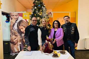 Peter Reitzl (Harley Davidson Charitybeauftrager Kärnten), Maggie Jeschofnik (Leiterin Sozialservice Hilfswerk Kärnten), Hilfswerk-Präsidentin Elisabeth Scheucher-Pichler und Erwin Höferer (Harley Davidson Kärnten Chapter). Foto: Hilfswerk Kärnten