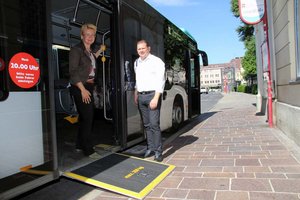 Stadträtin Wassermann und ÖZIV-Kärnten Präsident Kravanja prüften Barrierefreiheit bei KMG-Bussen. Foto: StadtKommunikation/Raphael Spatzek