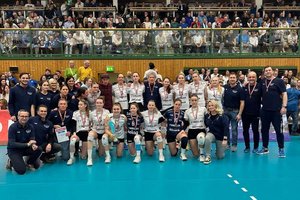 Sportstadtrat Mag. Franz Petritz und „Klagenfurt Sport“-Leiter Mag. Mario Polak gratulieren den Wildcats zu Silber im Austrian Volley Cup! Foto: KK