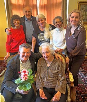 Bürgermeister Christian Scheider überbrachte der Jubilarin Katharina Dierks-Merkel persönliche Glückwünsche zu ihrem 100. Geburtstag. Gemeinsam mit ihrer Familie und ihren Pflegerinnen feierte sie diesen Ehrentag. Foto: Büro Bürgermeister