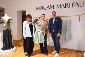 Wirtschaftsstadtrat Julian Geier besuchte gemeinsam mit Mag. Inga Horny - Geschäftsführerin Klagenfurt Marketing, die Designerin Mirijam Hammer in ihrem Atelier „Mirijam Marteau“ in der Bahnhofstraße 27. Foto: StadtKommunikation / Zechner