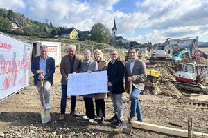 Wolfram Stöby (Bauvereinigung Fortschritt), Bgm. Josef Liendl, LHstv.in Gaby Schaunig, Silke Ehrenbrandtner (Lebenshilfe), Horst Krainz (Hilfswerk), Tobias Schmerlaib (Fortschritt). Foto: Büro Schaunig
