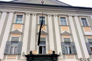 Am Klagenfurter Rathaus hängt die Trauerfahne. Foto: Mein Klagenfurt