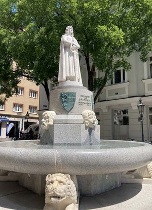 Heute steht der Spanheimer-Brunnen am Dr.-Arthur-Lemisch-Platz in Klagenfurt. Foto: Geschichtsverein/Markus Böhm