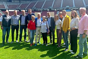 Bürgermeister Christian Scheider mit Stadträtin DI Constance Mochar sowie weiteren Verantwortlichen, Unterstützern und Organisatoren der United World Games. Foto: SK