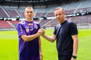 Der kroatische Junioren-Teamspieler Bartol Barisic mit Geschäftsführer Sport Mario Brkljaca. Foto: Austria Klagenfurt/Kristan