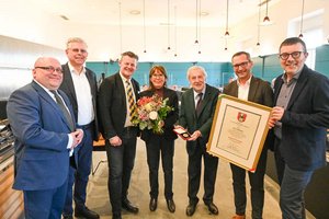 „Ich bin stolz, ein Klagenfurter zu sein!“ Goldene Medaille für Professor Hans Hiesberger. Foto: StadtKommunikation / Evelyn Hronek