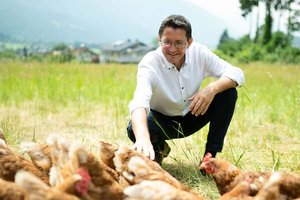 LK-Präsident Siegfried Huber fordert KonsumentInnen auf, ein Zeichen gegen Käfighaltung zu setzen und heimische Eier zu kaufen. Foto: Paul Gruber