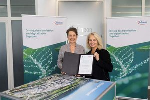 Sabine Herlitschka, Vorstandsvorsitzende Infineon Austria und Ada Pellert, Rektorin der Alpen Adria Universität Klagenfurt, unterzeichnen langfristige Forschungskooperation. Foto: Infineon