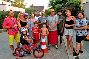 Auf dem Gruppenfoto sind Holger, Sonja mit Laura, Katrin, Christian, Daniel, Gerhard, Siddi, Desire, Melanie, Noa, Gregor und Jakob zu sehen. Foto: Willy Jellitsch/KK