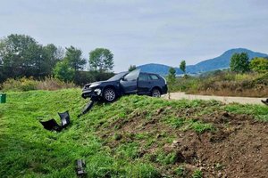 Der Pkw kam auf den Rädern auf einem etwa drei Meter hohen Erddamm zum Stillstand. Foto: FF St. Michael/Zollfeld