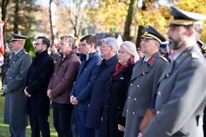 Oberst Ralf Gigacher, LR Sebastian Schuschnig, Bgm. Christian Scheider, LHStv. Martin Gruber, LH Peter Kaiser, britische Botschafterin Lindsay Skoll, Bgdr. Philipp Eder. Foto: LPD Kärnten/Bauer