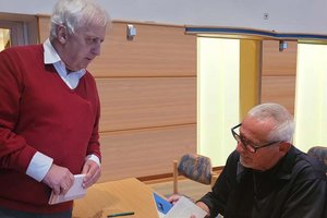 Sänger und Poet Konstantin Wecker (re) blättert mit dem Verfasser der „ungewöhnlichen Alltagsgeschichten“ in dem vorliegenden Werk. Foto: Sieglinde/KK