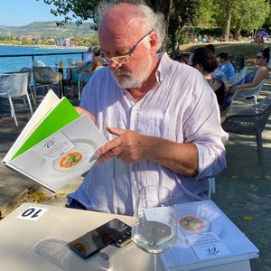 Lojze Wieser mit seinem Buch Geschmackshochzeit 2. Foto: zVg