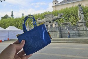 Augen auf! IKEA versteckt in Klagenfurt 35 Mini-Einkaufstaschen mit Gewinnen. Foto: IKEA Österreich