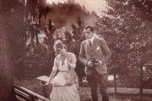 Mia May und Bruno Kastner – zwei einst sehr bekannte Stummfilmstars – bei den Dreharbeiten zum Film „Der schwarze Chauffeur“ im Sommer 1917. Im Hintergrund die Peterskirche von Friesach. Foto: Kinomuseum Klagenfurt