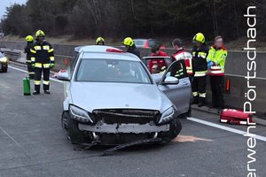 Sekundenschlaf auf der A2 bei Krumpendorf: Pkw prallt in Betonleitwand. Foto: FF Pörtschach
