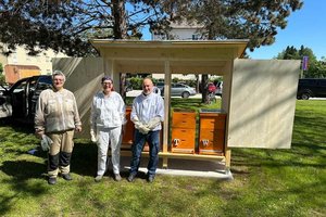 „Stadtbienen“ beim Einrichten des neuen Bienenhauses: Imkermeisterin Michaela Kohlbacher-Schneider, Imkerin Sylvia Ruschnig und Jungimker Heli Sommer (v.l.). Foto: STW