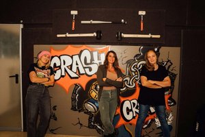 Drei Freundinnen, eine hammermäßige Idee: Lisa Fian, Nicole Hofbauer und Dominique Binyamin lassen bei Crash & Create ganz offiziell die Scherben fliegen. Foto: Amin Niakamal