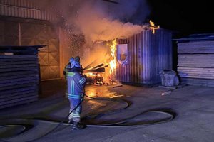 Ein Baucontainer geriet auf einem Firmengelände in Klagenfurt in Brand. Foto: Berufsfeuerwehr Klagenfurt