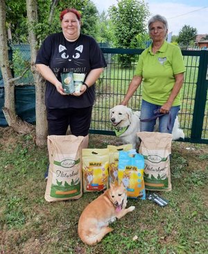 Die Obfrau des Vereins Therapiehunde-Teams Kärnten, Cornelia Lorenz und Manuela Willenberg von „Tierschutz aktiv Kärnten“ bei der Spendenübergabe. Foto: Therapiehunde-Teams Kärnten