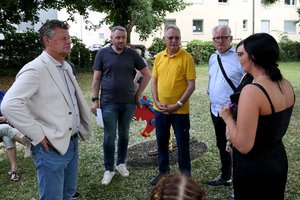 In angenehmer Atmosphäre im Park der Hugo-Wolf-Gasse konnten die Anwohner der städtischen Wohnanlagen ihre Anliegen mit den verantwortlichen aus Politik und Verwaltung persönlich besprechen.  Foto: StadtKommunikation / Krainz