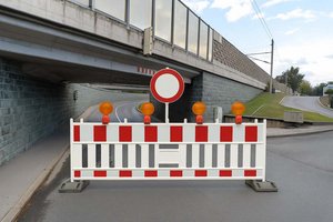 Straße gesperrt: Wasserohrbruch in der Karl-Ebner-Straße. Foto: Symbolbild