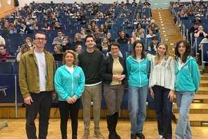 Mit dem Team von „medBuddy“ und der MED-Servicestelle: Alex Wolfger, Ines Griesser, Armin Redzic, Landesrätin Beate Prettner, Paula Dostal, Madeleine Radif und Katharina Schneider. Foto: Büro Prettner