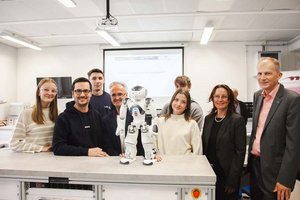 v. l. Alexander Windbichler (CEO von Anexia), Burkhard Grabner (Projektinitiator), Isabella Penz (Bildungsdirektorin des Landes Kärnten) und Hubert Lutnik (Direktor der HTL Mössingerstraße) mit Schülerinnen und Schülern. Foto: Anexia