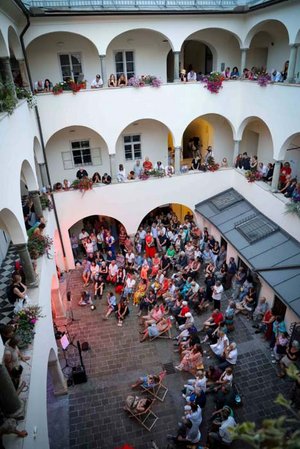 An den Juli- und August-Donnerstagen herrschte stets großer Andrang zu den Kultur-Acts in den Klagenfurter Innenhöfen. Foto: Die Hexerei/Christian Winkler