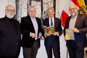 vl.: Die Lyrikpreisorganisatoren Günter Schmidauer und Harald Raffer mit LH Peter Kaiser und Erwin Smolle (STW-Vorstand). Foto: LPD Kärnten/Wajand