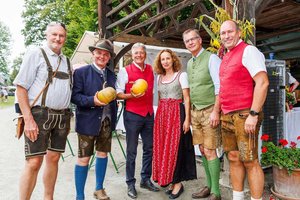 von links: Ernest Hölzl, Bürgermeister Franz Pfaller, LH Peter Kaiser, eine Mitarbeiterin, 1. Vizebürgermeister Siegfried Obersteiner und 2. Vizebürgermeister Karsten Steiner. Foto: LPD Kärnten/Jannach